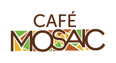 تحتوي الصورة على شعار مكتوب عليه "Café Mosaic". كلمة "Mosaic" مصممة بنمط فسيفسائي بألوان خضراء وبنيةوبرتقالية داخل الأحرف، بينما كلمة "Café" مكتوبة بخط أسود بسيط فوقها.