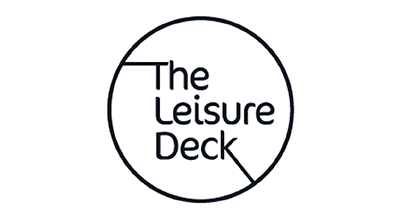 تُظهر الصورة شعارًا يحتوي على عبارة "The Leisure Deck" داخل دائرة، حيث تم تعديل بعض أجزاء حدود الدائرة لتتناسب مع النص، مما يمنحه مظهرًا عصريًا وبسيطًا.