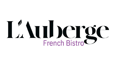 شعار L'Aberge يظهر كلمة L'Aberge باللون الأسود و كلمة French Bistro باللون البنفسجي