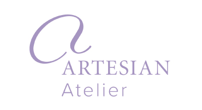 الشعار يوضح "لندن " باللون البنفسجي والخلفيه ابيض