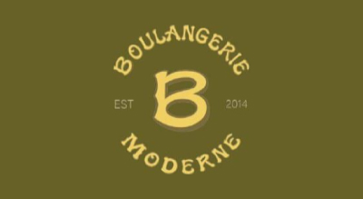 الصورة عبارة عن شعار "Boulangerie Moderne " مكتوبة باللون الذهبي مع خلفيه خضراء