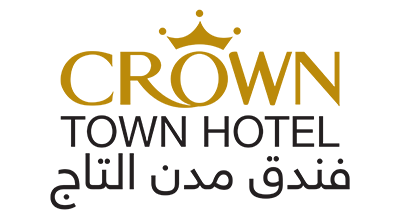 الصورة عبارة عن شعارمطعم فندق مدن التاج مكتوبة باللون الذهبي والاسود مع خلفيه بيضاء