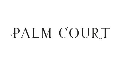الشعار يوضح "Palm Courts" باللون الاسود والخلفيه بيضاء