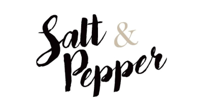 الخط لونه اسود والخلفيه بيضاءيظهر الصورة شعار مطعم اسمه " Salt & Pepper "