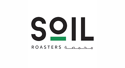 الشعار عباره عن اسم المطعم "Soil Roasters " باللون الاسود مع خلفيه بيضاء