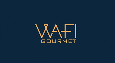 الشعار يوضح "Wafi Gourmet" باللون الذهبي والخلفيه زرقاء