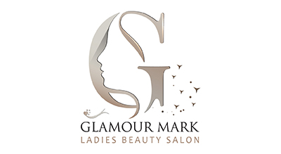  تُظهر الصورة شعار "Glamour Mark Ladies Beauty Salon". التصميم يحتوي على الحرف "G" بحجم كبير، ويتضمن بداخله ملامح جانبية لوجه امرأة على الجانب الأيسر. هناك أيضًا بعض العناصر الصغيرة التي تشبه الفراشات متناثرة على الجانب الأيمن من الحرف "G". أسفل التصميم ا