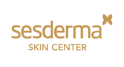 تُظهر الصورة شعار "Sesderma Skin Center". النص مكتوب بخط حديث، حيث أن "sesderma" مكتوبة بخط عريض، بينما "SKIN CENTER" مكتوبة بخط أصغر وأخف أسفلها. يوجد أيضًا رمز صغير يشبه الفراشة على يمين كلمة "sesderma". الخلفية بيضاء، والنص باللون البني الذهبي.