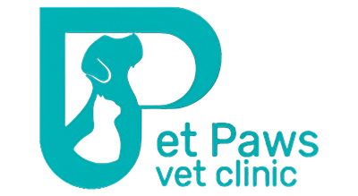 الصورة عبارة عن شعار"Pet Paws Vet Clinic " مكتوبة باللون الازرق مع خلفيه بيضاء
