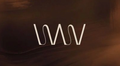 الصورة عباره عن "W"مكرر ومتصل مع بعض باللون البيج مع خلفيه بنيه