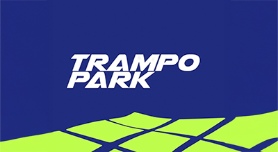 الصورة عبارة عن شعار"Trampo Park " مكتوبة باللون الابيض مع خلفيه ازرق