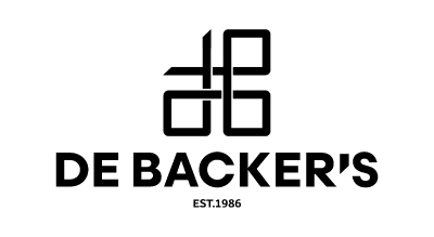 يظهر الصورة شعار "De-Backer’s men’s wear" لون الخط اسود والخلفيه بيضاء