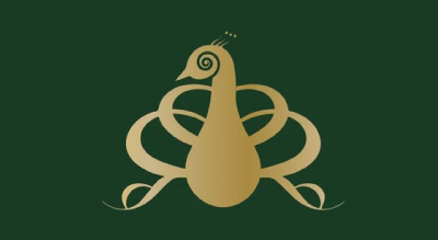 الصورة توضح طائر باللون الذهبي مع خلفيه خضراء