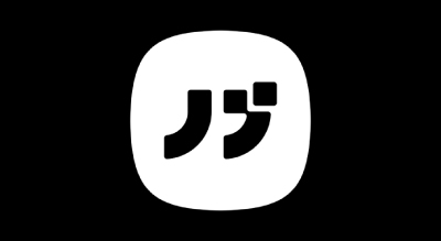 الشعار رمادي بحرفين متصلين داخل مربع مستدير بخلفية سوداء.