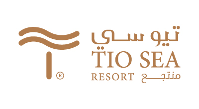 الصورة عبارة عن شعار " TIO SEA RESORT" مكتوبة باللون الذهبي مع خلفيه بيضاء