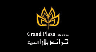 الصورة عبارة عن شعار Grand Plaza AlMadinah Hotel مكتوبة باللون الأبيض مع خلفيه سوداء