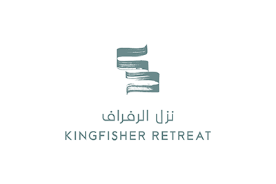 الصورة عبارة عن شعار Kingfisher Retreat مكتوبة باللون الاخضر مع خلفيه بيضاء