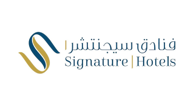 الصورة عبارة عن شعار " Signature 1 Hotel " مكتوبة باللون الازرق مع خلفيه بيضاء